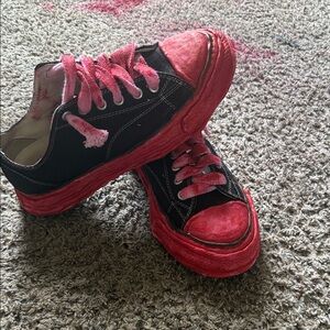 Maison Mahara Low-Top Sneakers
Personal painted great condition (no box)